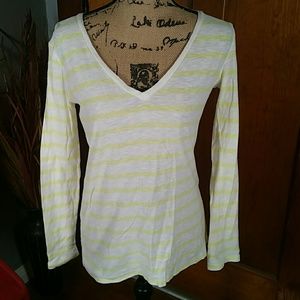 GAP Essential V-neck Tee